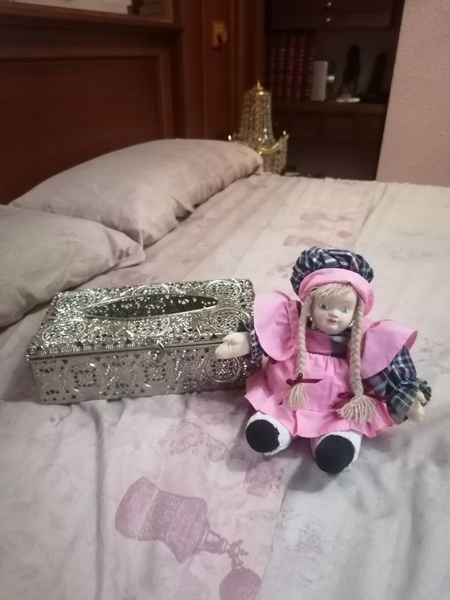 Conjunto de boneca de trapo e caixa de lenços