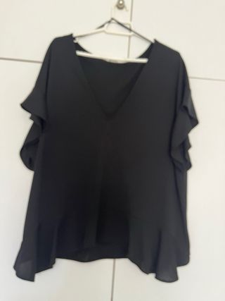 Blusa negra con volantes con escote de pico