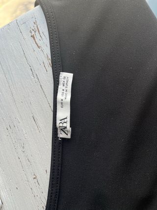 Blusa negra con volantes con escote de pico