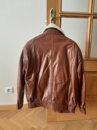 CHAQUETA DE PIEL MARRÓN 