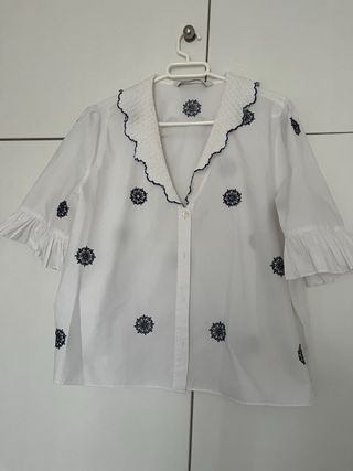 Blusa con detalles en azul marino