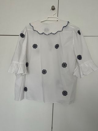 Blusa con detalles en azul marino