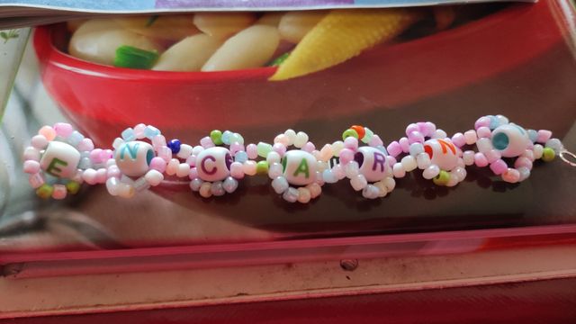 Pulseras y adornos para móvil