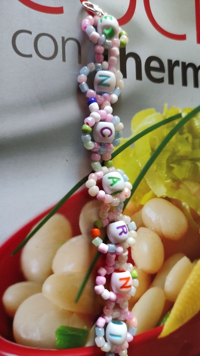 Pulseras y adornos para móvil