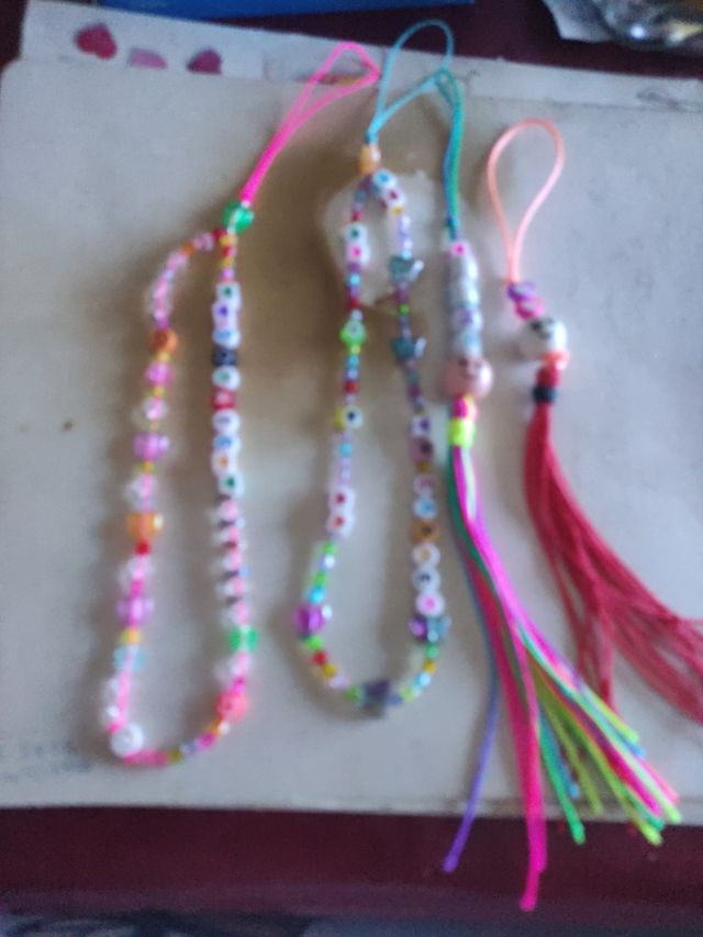 Pulseras y adornos para móvil