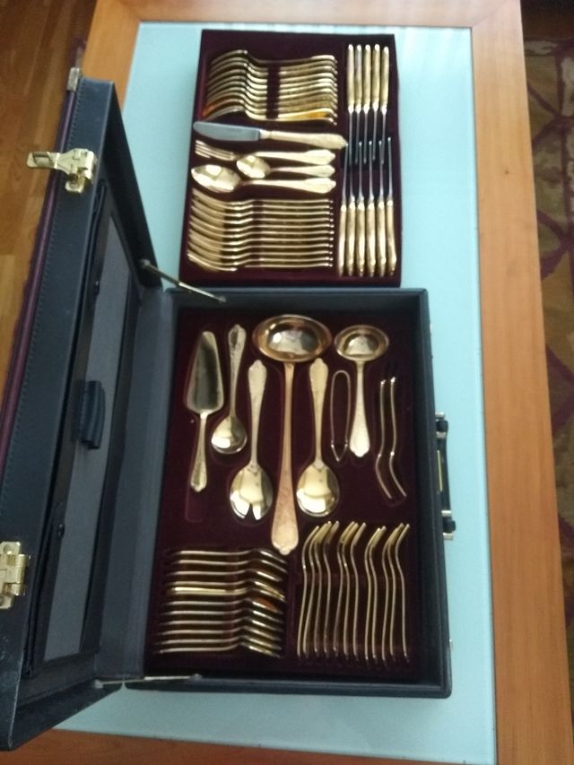 Cubertería bañada en oro