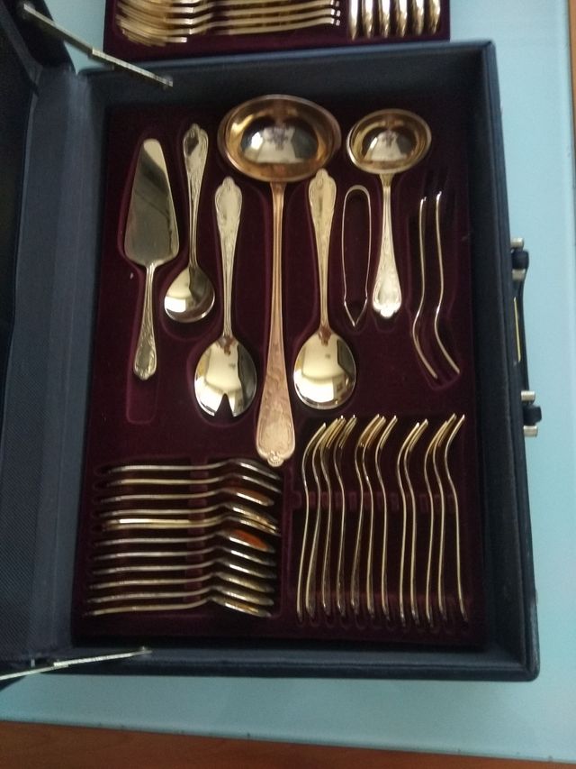 Cubertería bañada en oro