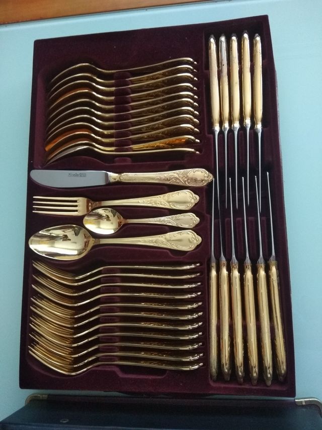 Cubertería bañada en oro