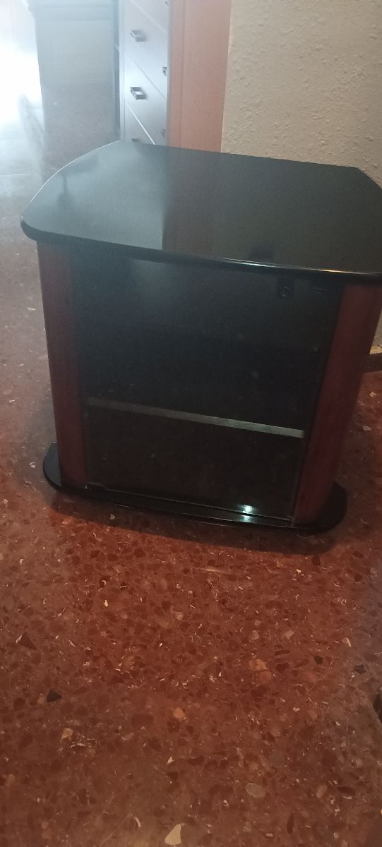 Mueble televisor con ruedas