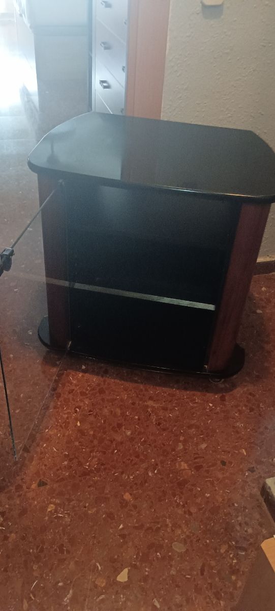 Mueble televisor con ruedas