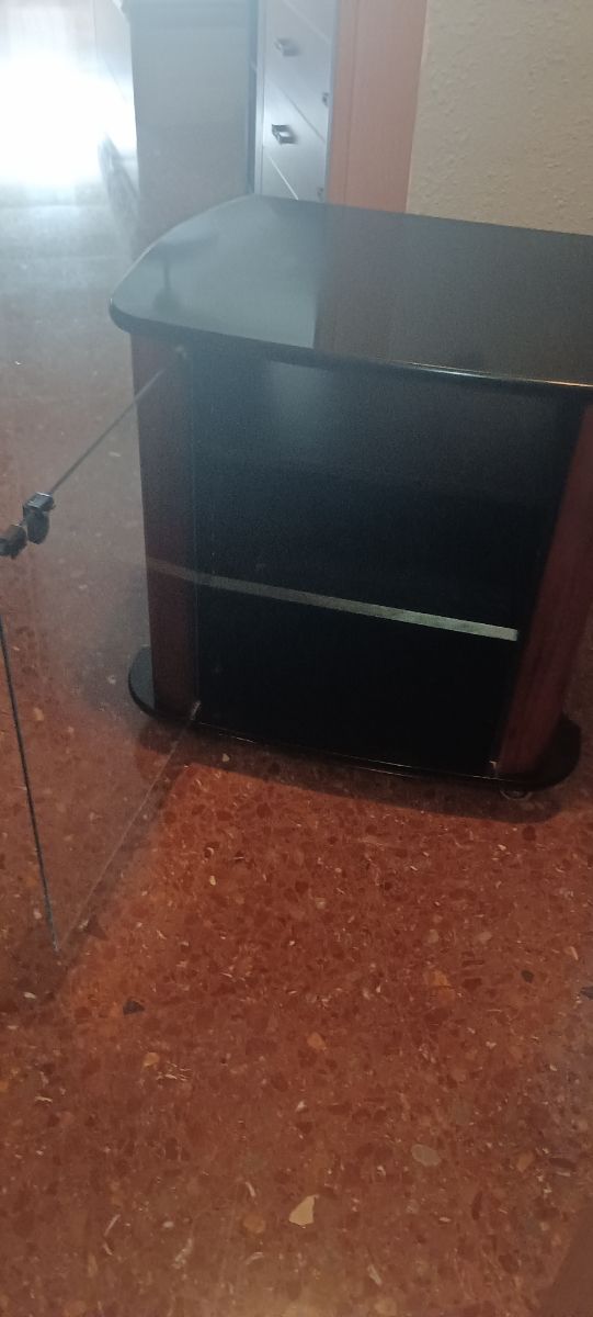 Mueble televisor con ruedas