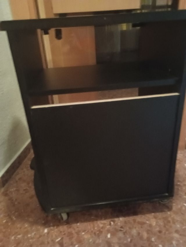 Mueble televisor con ruedas
