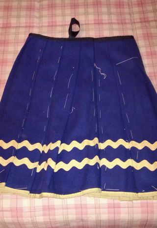 Traje típico de Extremadura de niña .