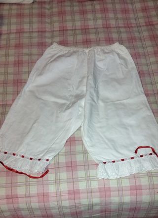 Traje típico de Extremadura de niña .