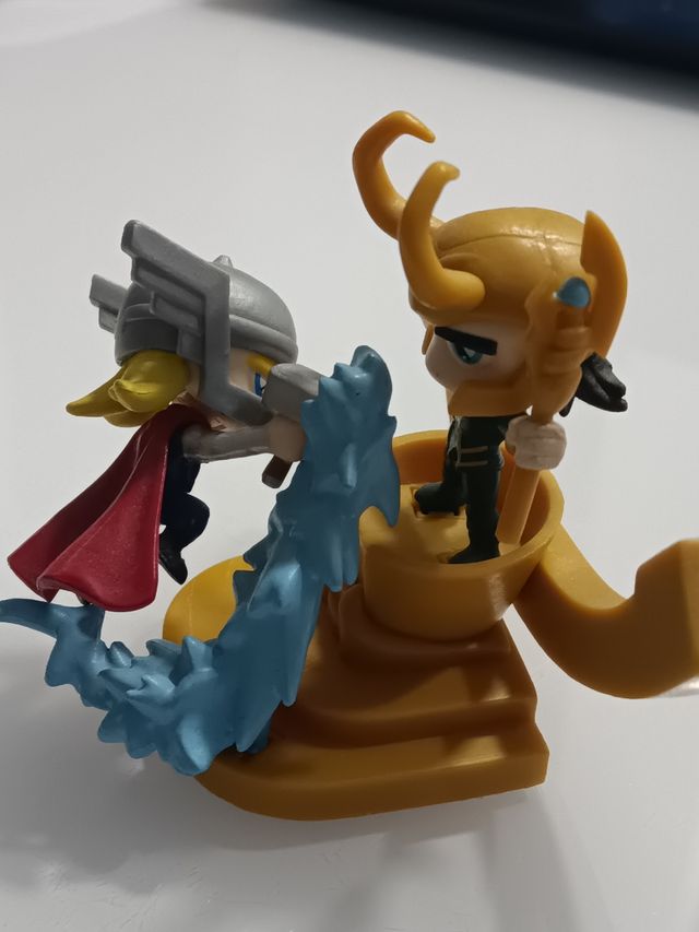 Mini diorama/figuritas Marvel de Thor y Loki