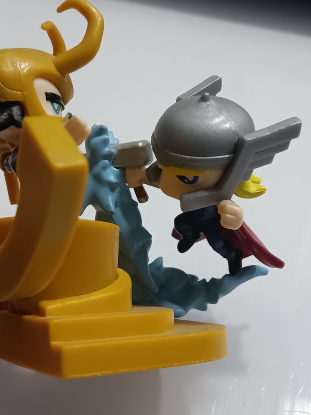 Mini diorama/figuritas Marvel de Thor y Loki