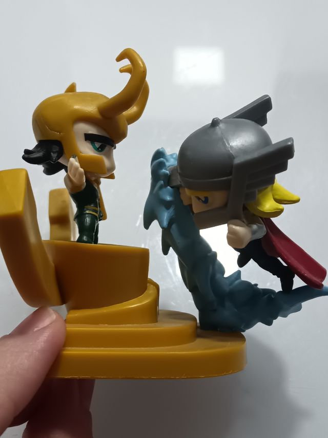 Mini diorama/figuritas Marvel de Thor y Loki