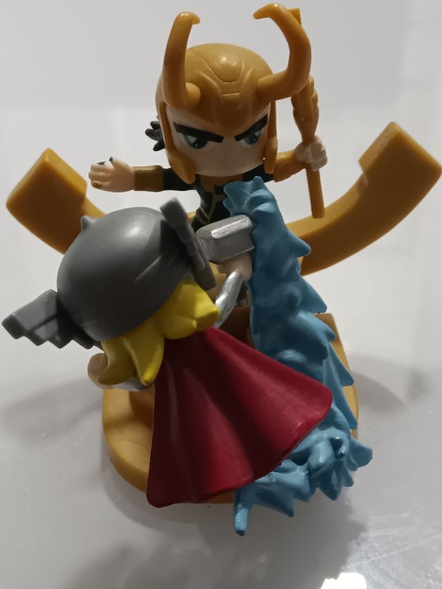 Mini diorama/figuritas Marvel de Thor y Loki