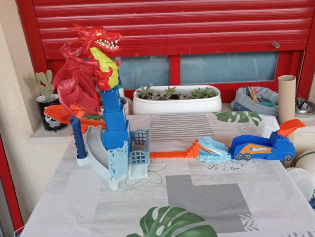 Hot Wheels Dragón Rojo
