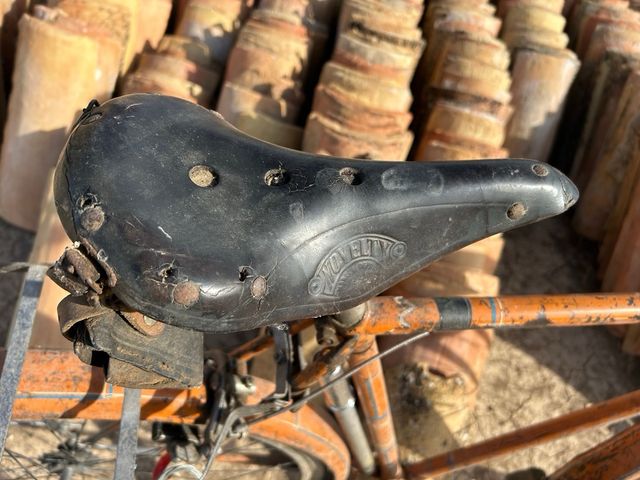 Bicicleta antigua super cill