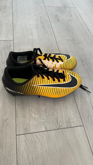 Botas de fútbol completamente nuevas
