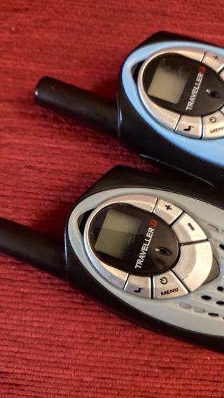 Pareja walkie talkies