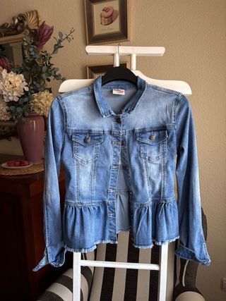 Cazadora denim volante y abalorios boho