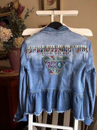 Cazadora denim volante y abalorios boho