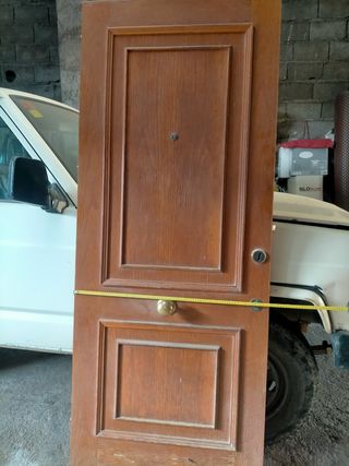 Puerta madera de entrada (sin marco).