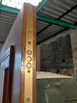 Puerta madera de entrada (sin marco).