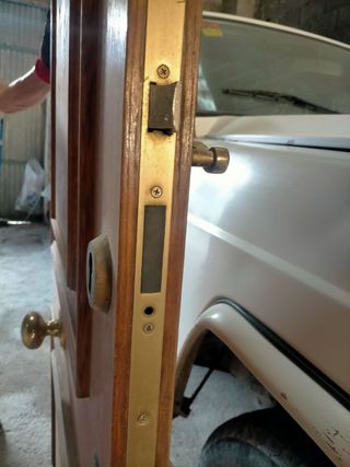 Puerta madera de entrada (sin marco).