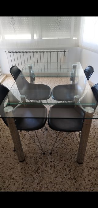 Mesa extensible y 4 sillas