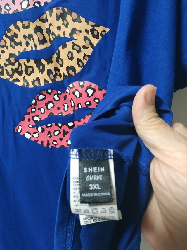 Camiseta con labios estampados leopardo
