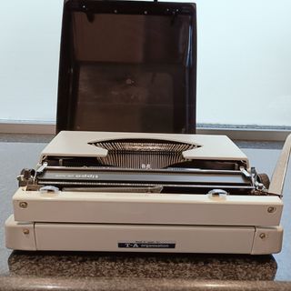 Máquina de escribir Adler Tippa de luxe 
