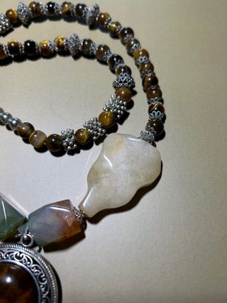 Collar de piedras naturales "Ojo de tigre"
