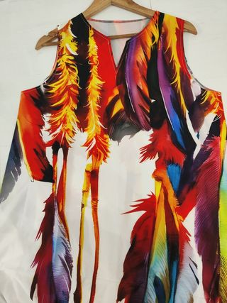Vestido largo con estampado de plumas