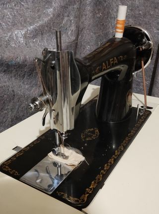 MÁQUINA DE COSER ALFA.