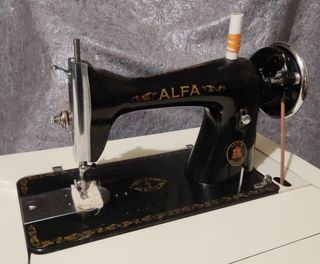 MÁQUINA DE COSER ALFA.