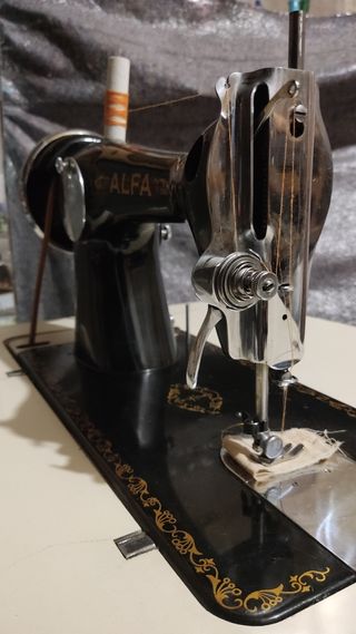 MÁQUINA DE COSER ALFA.