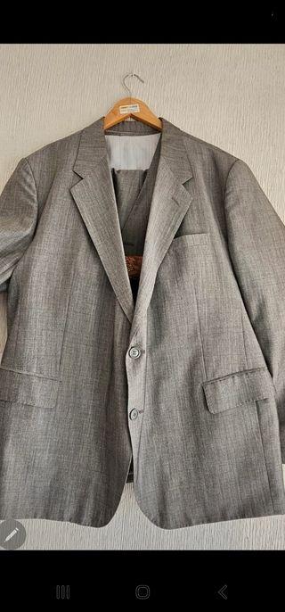 Traje gris con chaleco