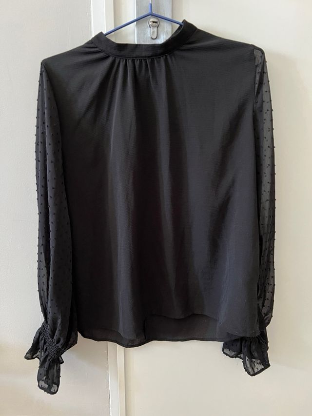 Camicia nera con maniche trasparenti. Stradivari