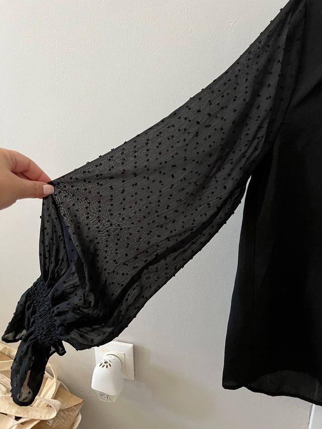 Camicia nera con maniche trasparenti. Stradivari