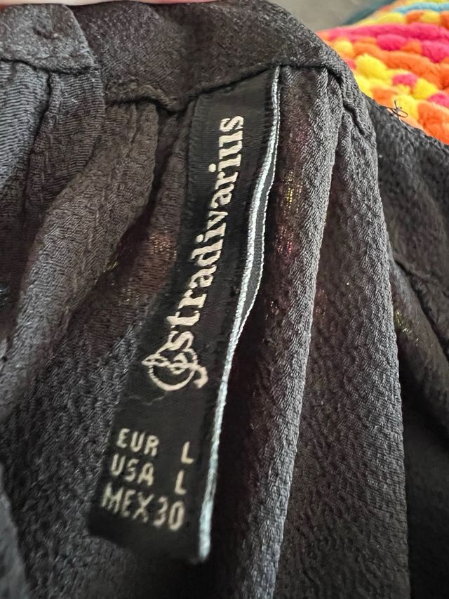 Camicia nera con maniche trasparenti. Stradivari