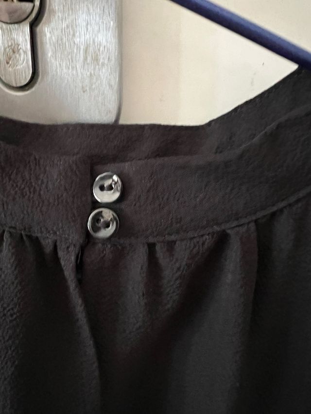 Camicia nera con maniche trasparenti. Stradivari