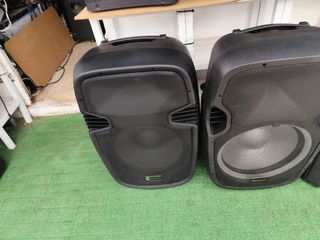 Altavoces activos autoamplificados