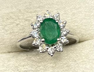 Anillo de oro de 18 kt con diamantes y esmeralda