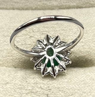 Anillo de oro de 18 kt con diamantes y esmeralda