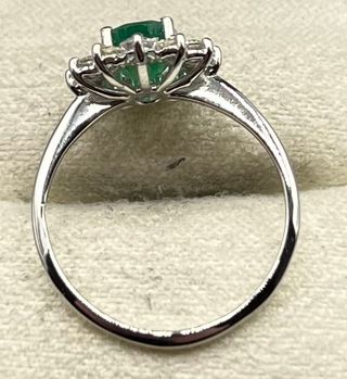 Anillo de oro de 18 kt con diamantes y esmeralda