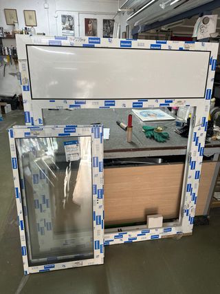 Ventana corredera con tapa de persiana en PVC