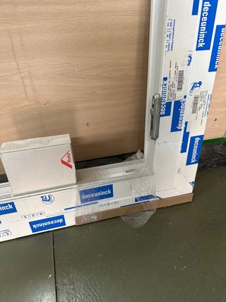 Ventana corredera con tapa de persiana en PVC